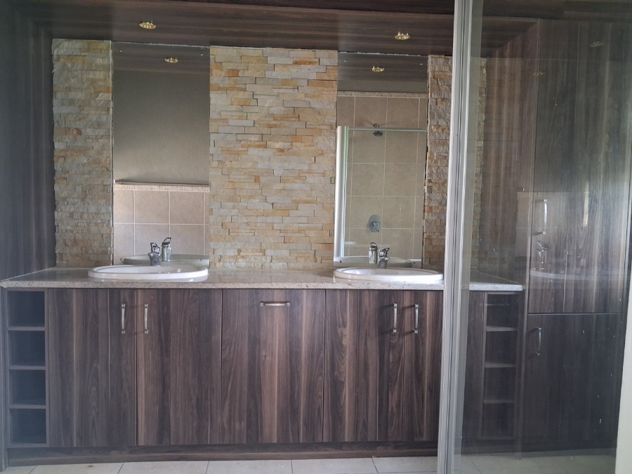 To Let 3 Bedroom Property for Rent in Hillside Free State